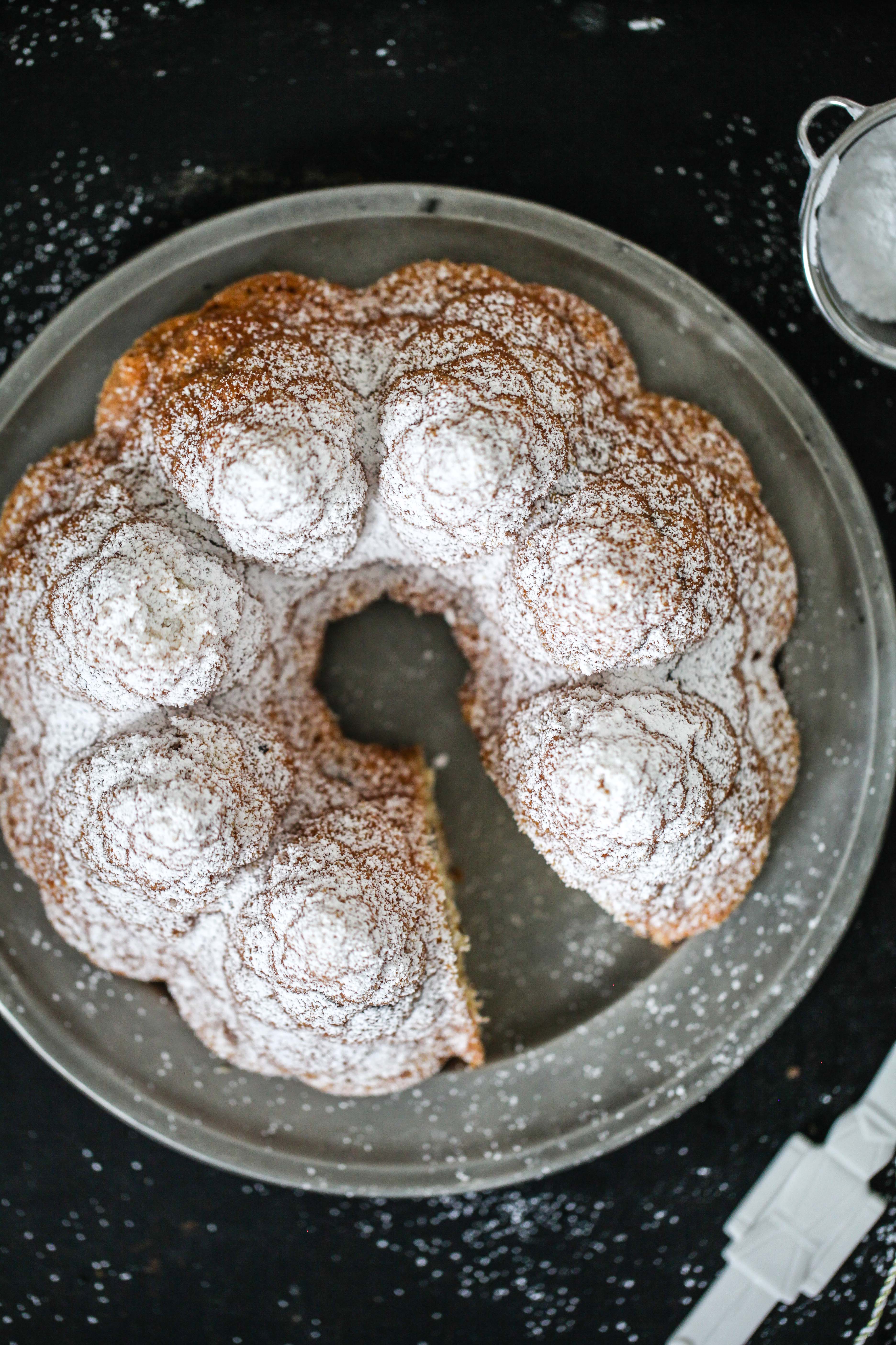 Mandelgugelhupf mit Schokoladentropfen Rührteig einfach Zuckerzimtundliebe Gugelhupfrezept Backrezept Nordicware Backform Tannenwald Gugelhupfform
