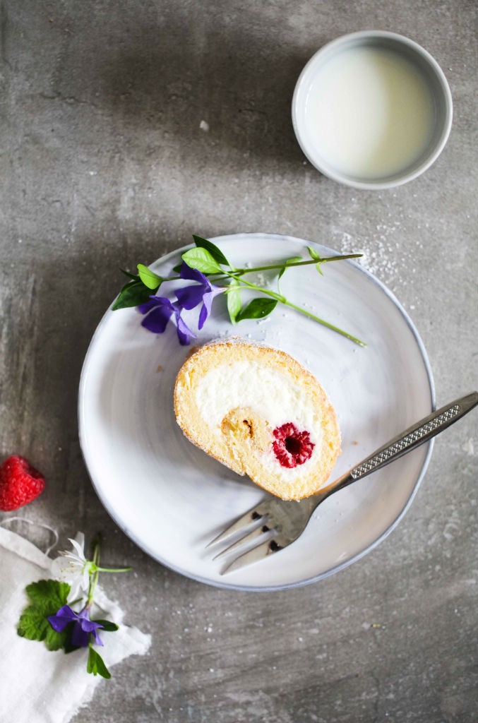 Rezept einfache Biskuitrolle mit Himbeeren und Quarkfuellung zuckerzimtundliebe kuchenrezept sonntagssuess himbeerrolle biskuitteig