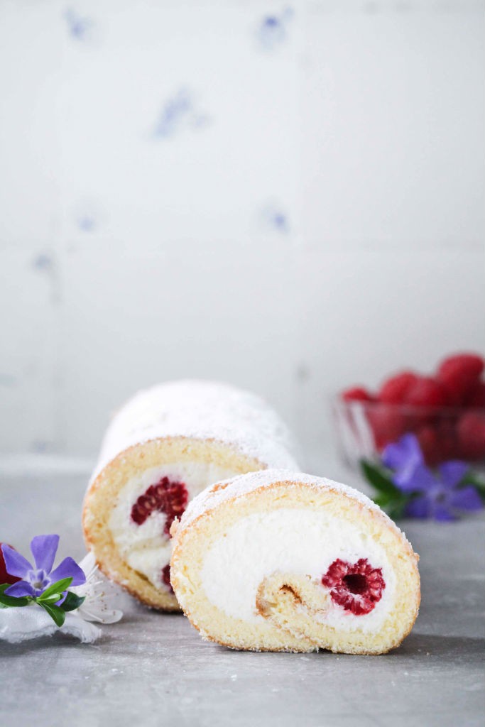 Rezept einfache Biskuitrolle mit Himbeeren und Quarkfuellung zuckerzimtundliebe kuchenrezept sonntagssuess himbeerrolle biskuitteig