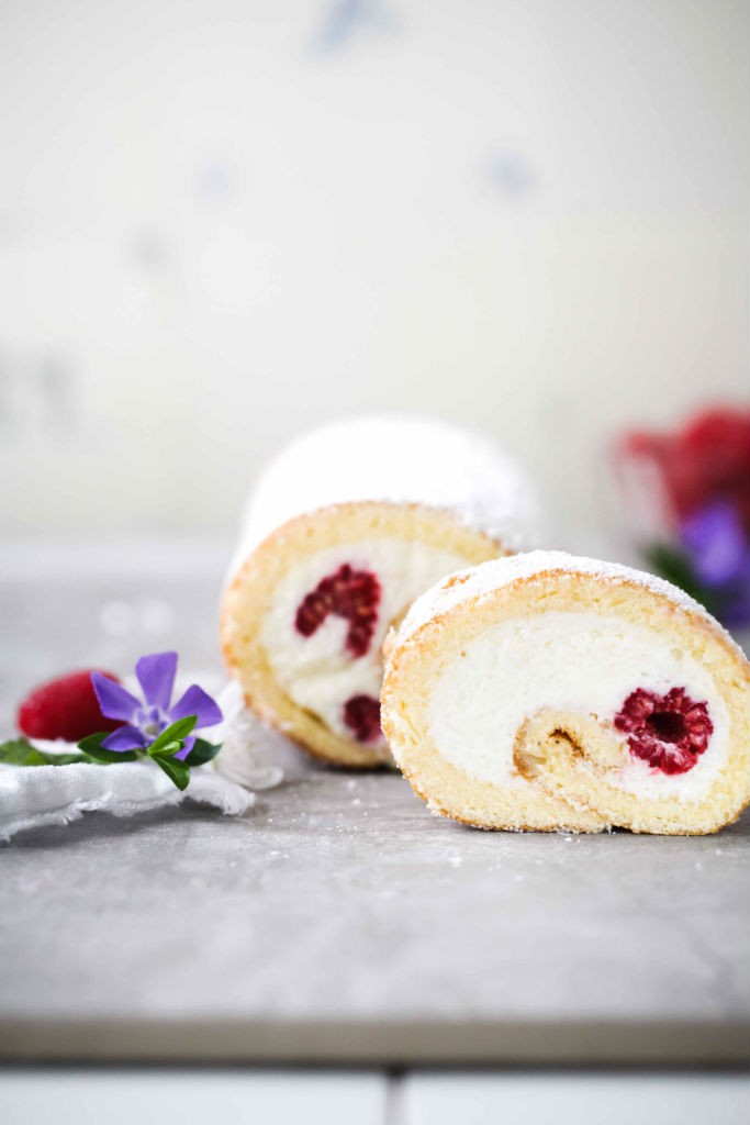 Rezept einfache Biskuitrolle mit Himbeeren und Quarkfuellung zuckerzimtundliebe kuchenrezept sonntagssuess himbeerrolle biskuitteig