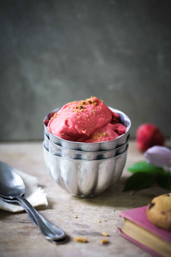 Einfaches Rezept Erdbeer Frozen Yogurt ohne Eismaschine Zuckerzimtundliebe Strawberry Froyo Eisrezept Erdbeereis selber machen