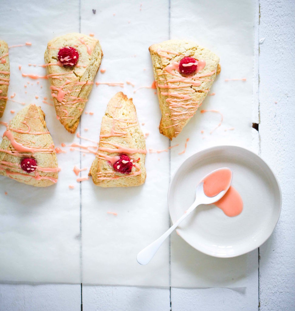 Rezept für Beeren Buttermilch Scones mit Aperol Zuckerguss Zuckerzimtundliebe Foodblog einfaches bestes Scones Rezept Buttermilch Brötchen mit Himbeere
