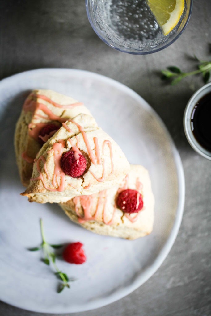 Rezept für Beeren Buttermilch Scones mit Aperol Zuckerguss Zuckerzimtundliebe Foodblog einfaches bestes Scones Rezept Buttermilch Brötchen mit Himbeere