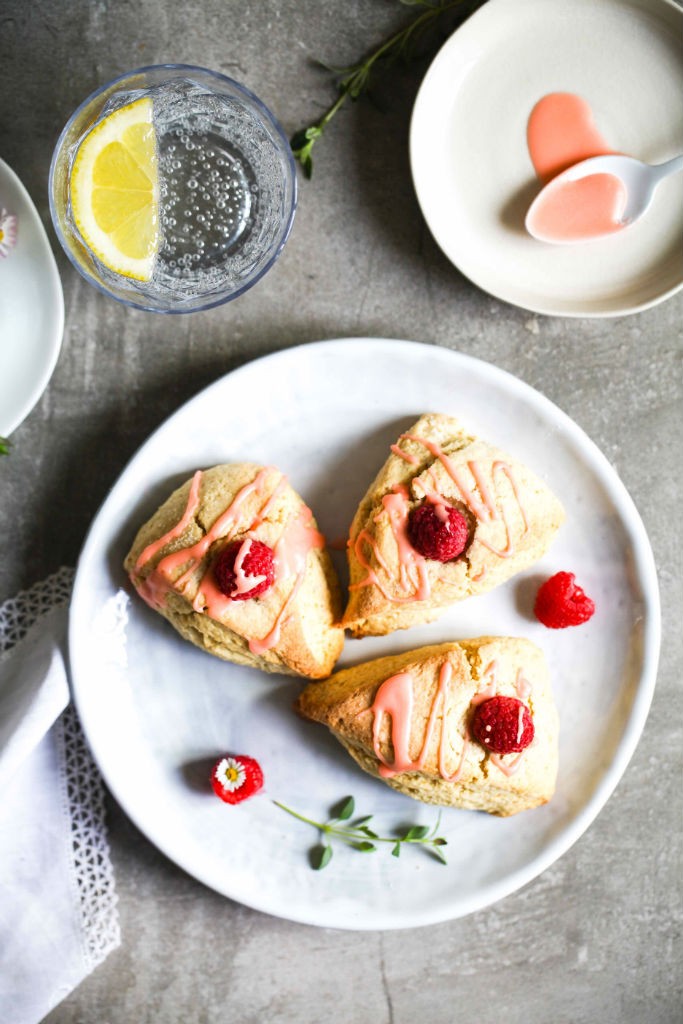 Rezept für Beeren Buttermilch Scones mit Aperol Zuckerguss Zuckerzimtundliebe Foodblog einfaches bestes Scones Rezept Buttermilch Brötchen mit Himbeere