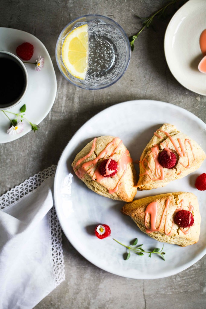 Rezept für Beeren Buttermilch Scones mit Aperol Zuckerguss Zuckerzimtundliebe Foodblog einfaches bestes Scones Rezept Buttermilch Brötchen mit Himbeere