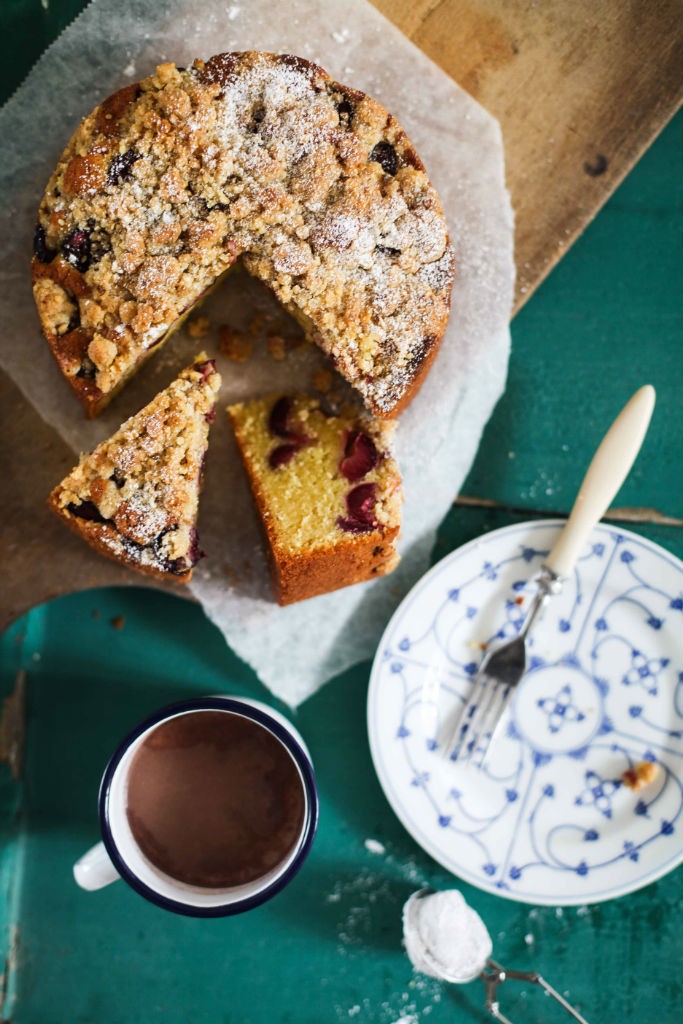 Einfaches und leckeres Kirsch Streuselkuchen Rezept mit Walnuss Streuseln und Fleur de Sel von Zucker, Zimt und Liebe dem deutschen Backblog