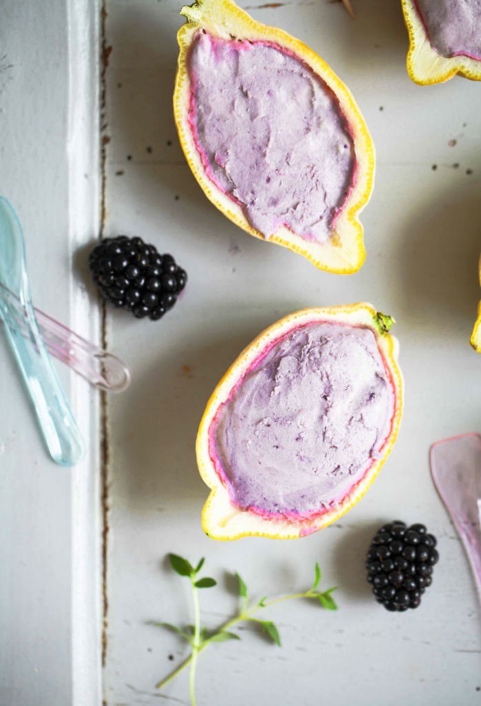 Rezept Brombeer Eis ohne Eismaschine in Zitronenschale Eis selber machen ohne Ei mit gezuckerter Kondensmilch einfaches Eisrezept