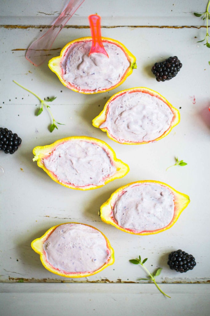Rezept Brombeer Eis ohne Eismaschine in Zitronenschale Eis selber machen ohne Ei mit gezuckerter Kondensmilch einfaches Eisrezept