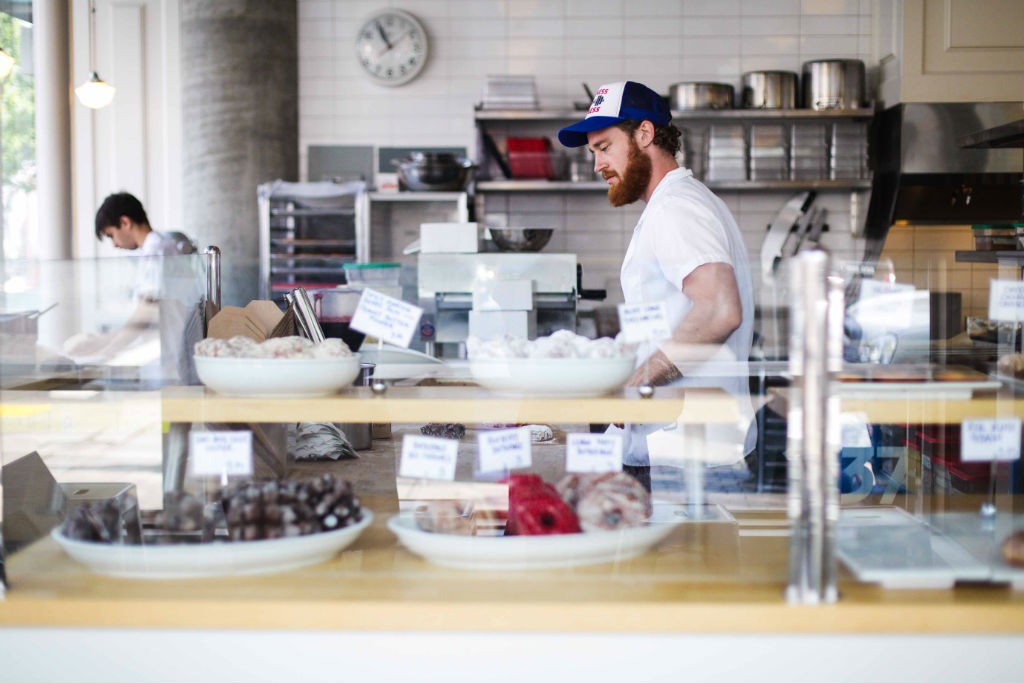 Blue Star Donut Portland Oregon Kulinarische Portland Reise Hipster bearded man