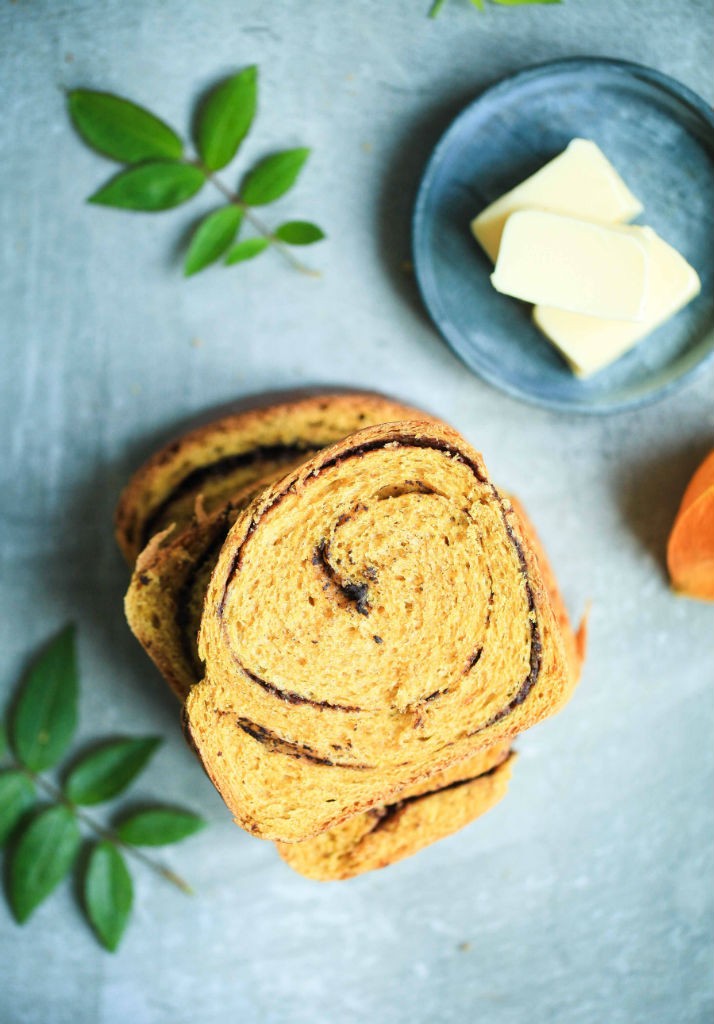 Rezept Zimt Kuerbisbrot mit Schokoladenfuellung Zuckerzimtundliebe Hefeteig Hefebrot Kürbisrezept Backen Brunch Pumpkin Chocolate Swirl Bread