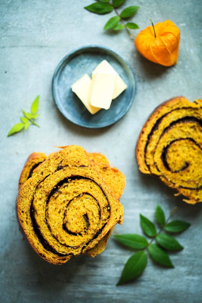 Rezept Zimt Kuerbisbrot mit Schokoladenfuellung Zuckerzimtundliebe Hefeteig Hefebrot Kürbisrezept Backen Brunch Pumpkin Chocolate Swirl Bread