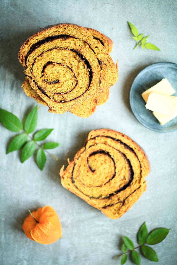Rezept Zimt Kuerbisbrot mit Schokoladenfuellung Zuckerzimtundliebe Hefeteig Hefebrot Kürbisrezept Backen Brunch Pumpkin Chocolate Swirl Bread