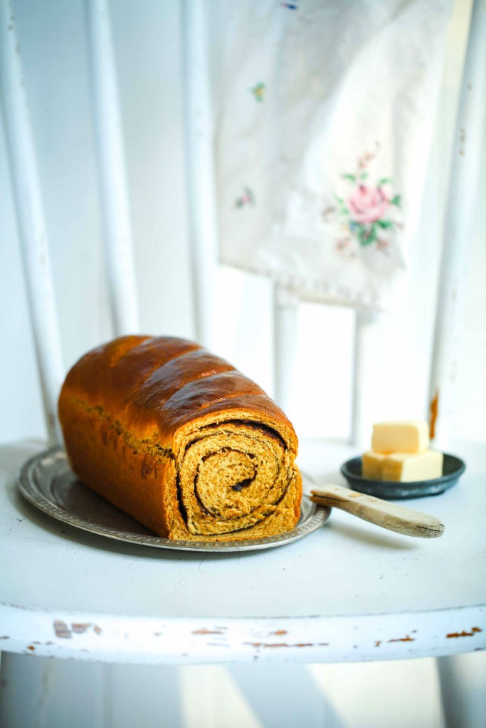 Rezept Zimt Kuerbisbrot mit Schokoladenfuellung Zuckerzimtundliebe Hefeteig Hefebrot Kürbisrezept Backen Brunch Pumpkin Chocolate Swirl Bread