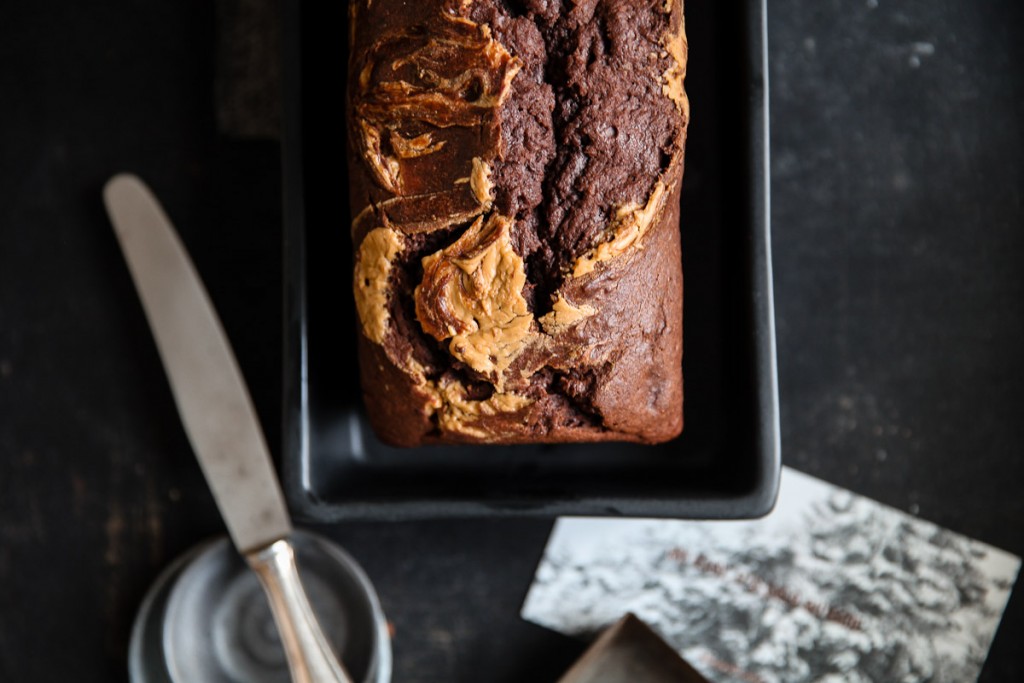 Schokoladen Bananenbrot Rezept Erdnussbutter Swirl Zuckerzimtundliebe foodstyling banana bread schokoladenkuchen peanutbutter food photography einfacher kuchen