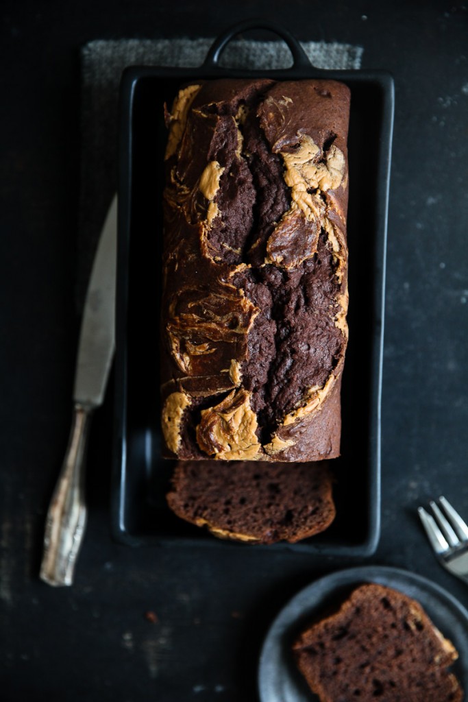 Schokoladen Bananenbrot Rezept Erdnussbutter Swirl Zuckerzimtundliebe foodstyling banana bread schokoladenkuchen peanutbutter food photography einfacher kuchen