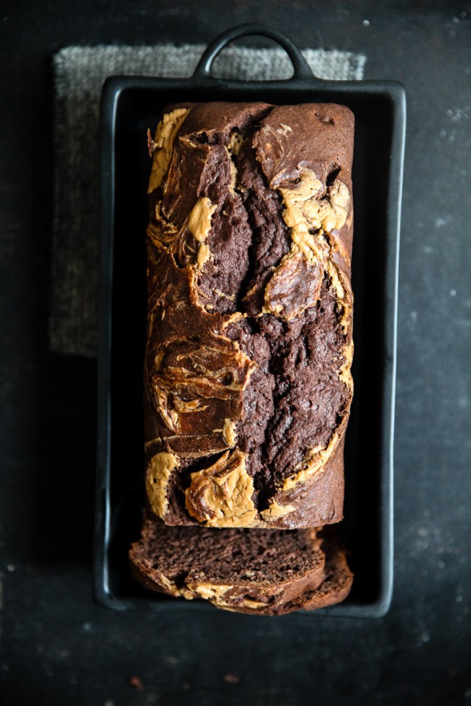 Schokoladen Bananenbrot Rezept Erdnussbutter Swirl Zuckerzimtundliebe foodstyling banana bread schokoladenkuchen peanutbutter food photography einfacher kuchen