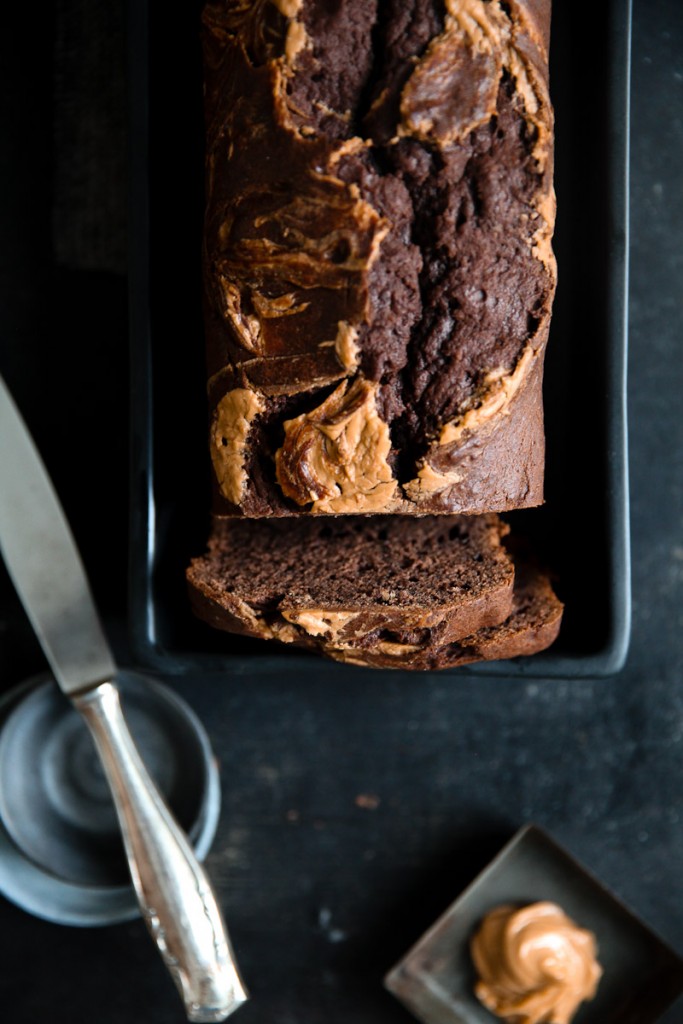 Schokoladen Bananenbrot Rezept Erdnussbutter Swirl Zuckerzimtundliebe foodstyling banana bread schokoladenkuchen peanutbutter food photography einfacher kuchen