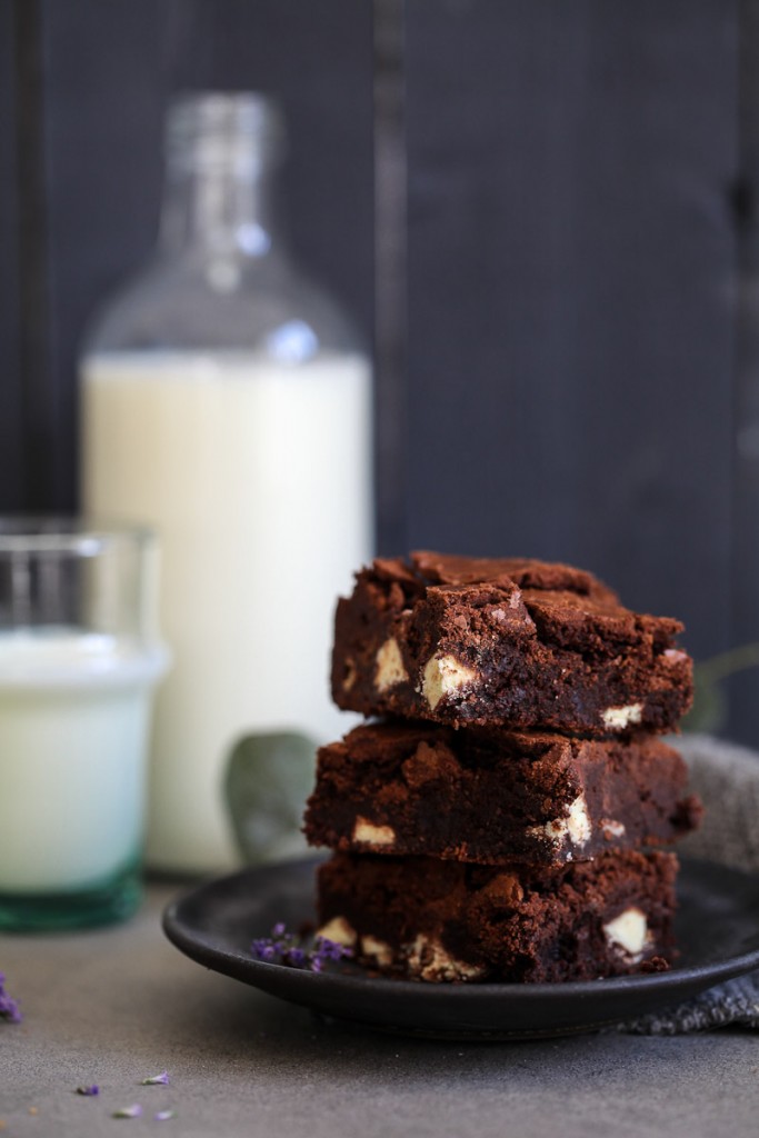 Bestes Brownies Rezept mit Kinderriegel Stücken Zuckerzimtundliebe Backblog deutscher Foodblog Schokoladenkuchen backen backrezept