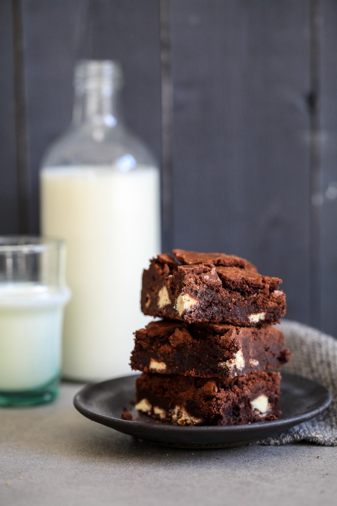 Bestes Brownies Rezept mit Kinderriegel Stücken Zuckerzimtundliebe Backblog deutscher Foodblog Schokoladenkuchen backen backrezept