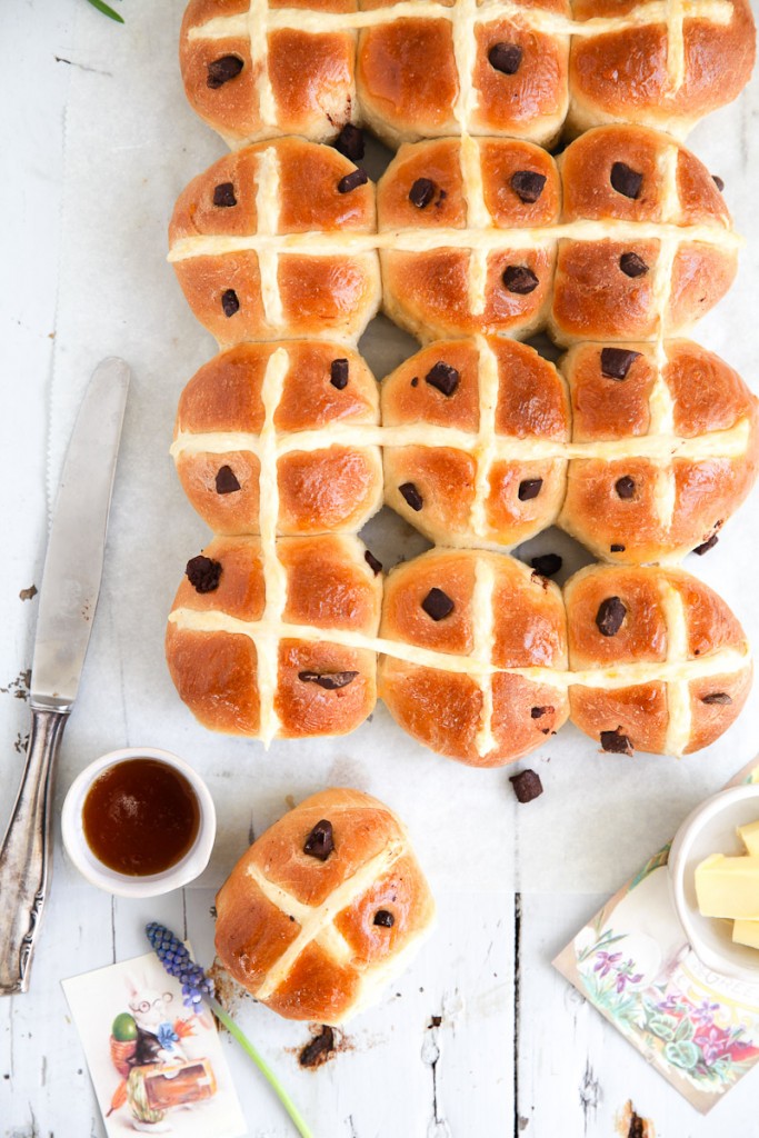 Chocolate Hot Cross Buns Rezept süsse Hefebrötchen mit Schokolade Schokoladenbrötchen Heisswecke Backrezept Brötchenrezept zuckerzimtundliebe Foodblog