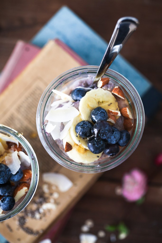 Blaubeer Porridge Rezept wie macht man Porridge blueberry oatmeal haferbrei haferschleim chia banane erdbeere kokos mandeln honig zuckerzimtundliebe foodblog frühstück frühstücksglück clean wating gesundes frühstück essen im glas 