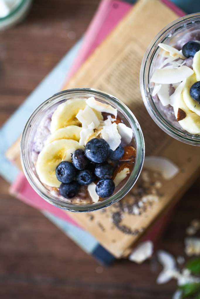 Blaubeer Porridge Rezept wie macht man Porridge blueberry oatmeal haferbrei haferschleim chia banane erdbeere kokos mandeln honig zuckerzimtundliebe foodblog frühstück frühstücksglück clean wating gesundes frühstück essen im glas 