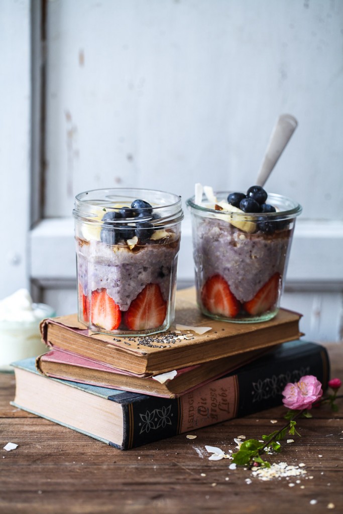 Blaubeer Porridge Rezept wie macht man Porridge blueberry oatmeal haferbrei haferschleim chia banane erdbeere kokos mandeln honig zuckerzimtundliebe foodblog frühstück frühstücksglück clean wating gesundes frühstück essen im glas 