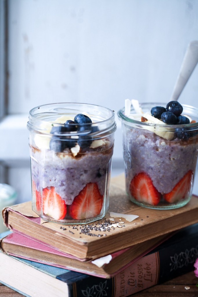 Blaubeer Porridge Rezept wie macht man Porridge blueberry oatmeal haferbrei haferschleim chia banane erdbeere kokos mandeln honig zuckerzimtundliebe foodblog frühstück frühstücksglück clean wating gesundes frühstück essen im glas 
