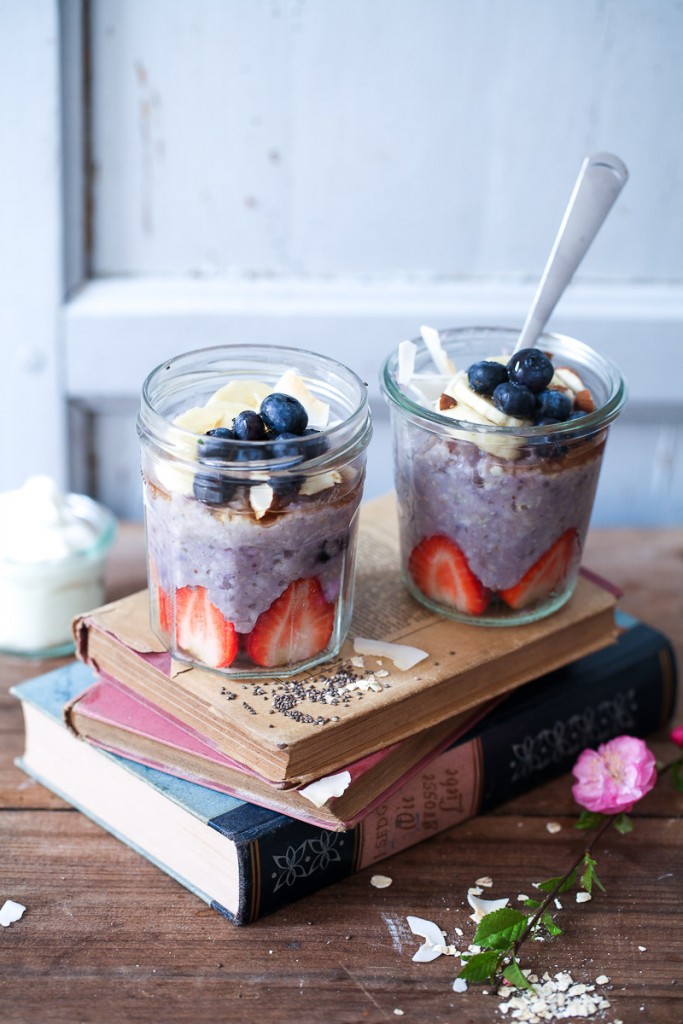 Blaubeer Porridge Rezept wie macht man Porridge blueberry oatmeal haferbrei haferschleim chia banane erdbeere kokos mandeln honig zuckerzimtundliebe foodblog frühstück frühstücksglück clean wating gesundes frühstück essen im glas 