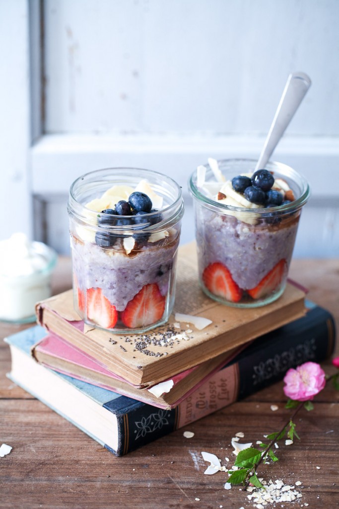 Blaubeer Porridge Rezept wie macht man Porridge blueberry oatmeal haferbrei haferschleim chia banane erdbeere kokos mandeln honig zuckerzimtundliebe foodblog frühstück frühstücksglück clean wating gesundes frühstück essen im glas 