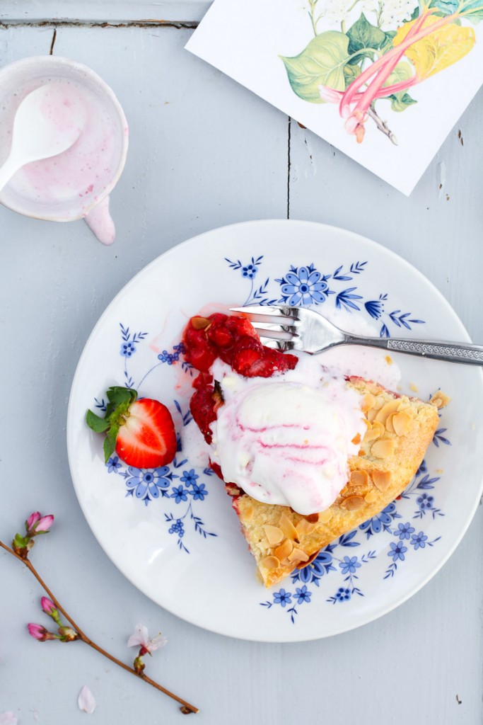 Erdbeer Rhabarber Galette Erdbeerkuchen Tarte Rezept Backrezept Backen Zuckerzimtundliebe strawberry rhubarb galette recipe einfache Tarte Himbeerkuchen Rhabarberkuchen Pie