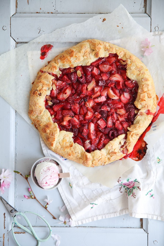 Erdbeer Rhabarber Galette Erdbeerkuchen Tarte Rezept Backrezept Backen Zuckerzimtundliebe strawberry rhubarb galette recipe einfache Tarte Himbeerkuchen Rhabarberkuchen Pie