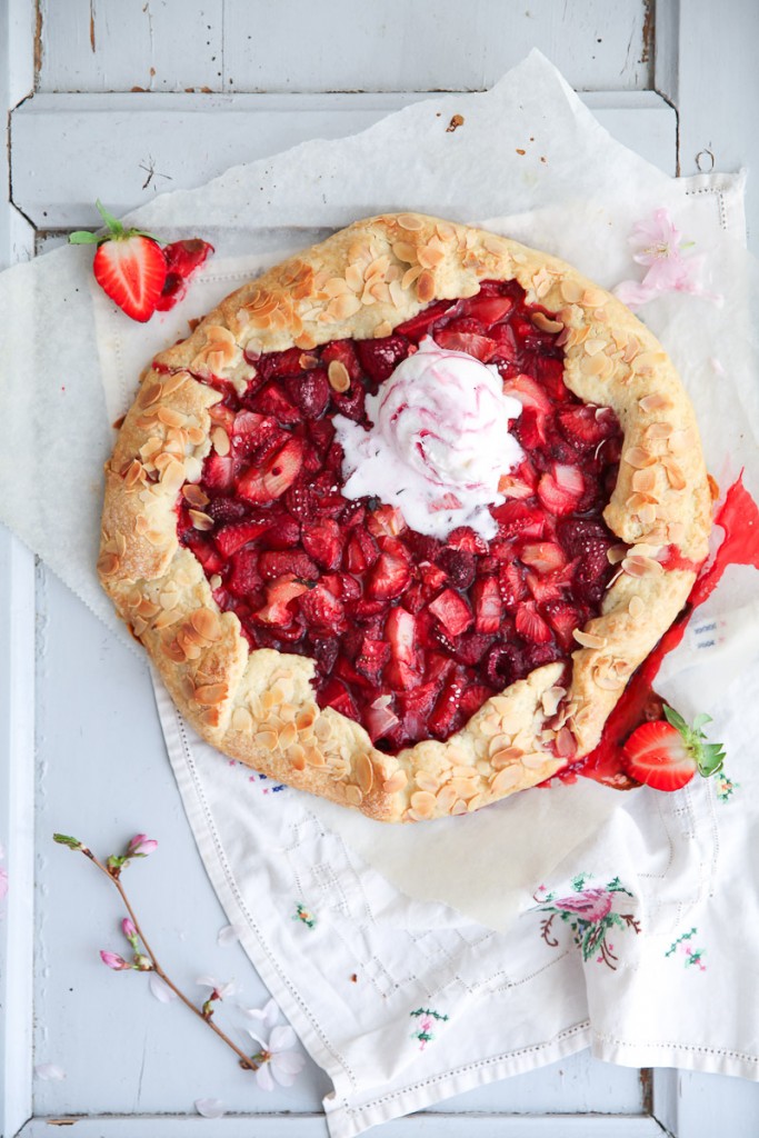 Erdbeer Rhabarber Galette Erdbeerkuchen Tarte Rezept Backrezept Backen Zuckerzimtundliebe strawberry rhubarb galette recipe einfache Tarte Himbeerkuchen Rhabarberkuchen Pie