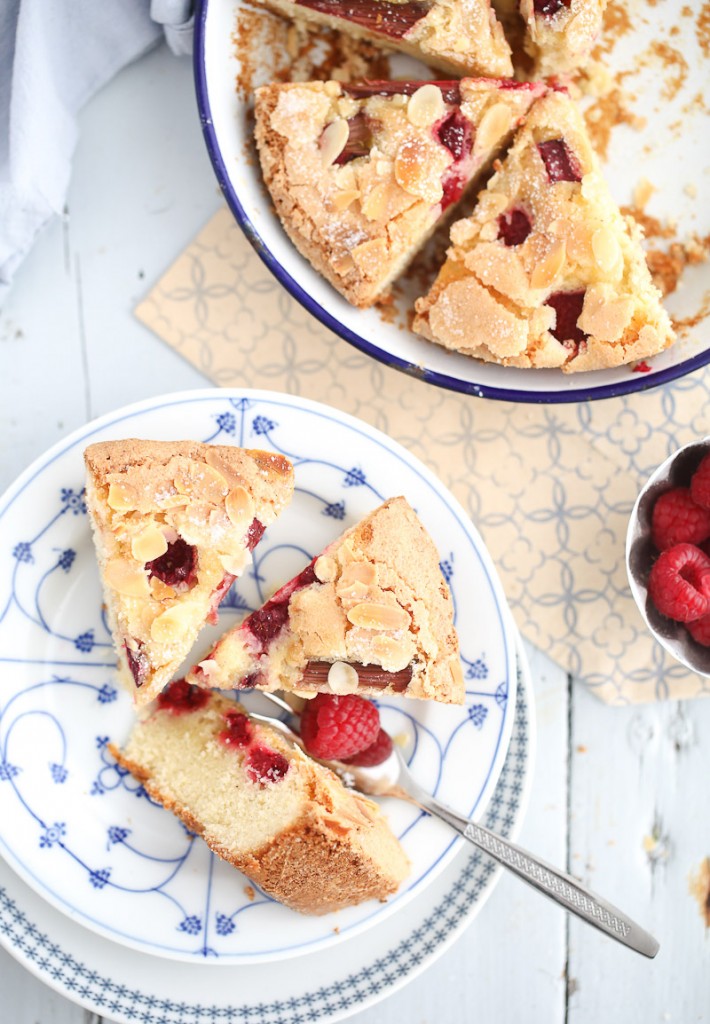 Einfacher bester Himbeer Rhabarber Kuchen mit Vanille und Mandeln einfaches Backrezept schneller Kuchen mit Himbeeren Rhabarberkuchen Himbeerkuchen Mandelkuchen Zuckerzimtundliebe Foodblog rhubarb cake