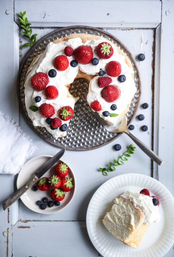 Angel Food Cake Rezept leichter Biskuitkuchen mit Sahne und Beeren Sommerkuchen Backrezept einfacher Kuchen Foodblog Backblog Zuckerzimtundliebe