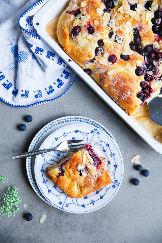 Der beste Butterkuchen Rezept für Blaubeer Butterkuchen Blaubeerkuchen vom Blech mit frischer Hefe wie macht man Hefeteig Butterkuchen wie vom Bäcker Zuckerzimtundliebe Foodblog
