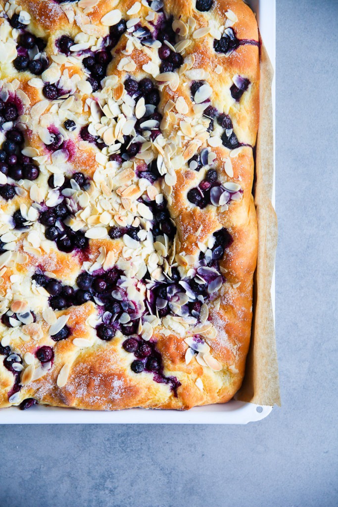 Der beste Butterkuchen Rezept für Blaubeer Butterkuchen Blaubeerkuchen vom Blech mit frischer Hefe wie macht man Hefeteig Butterkuchen wie vom Bäcker Zuckerzimtundliebe Foodblog