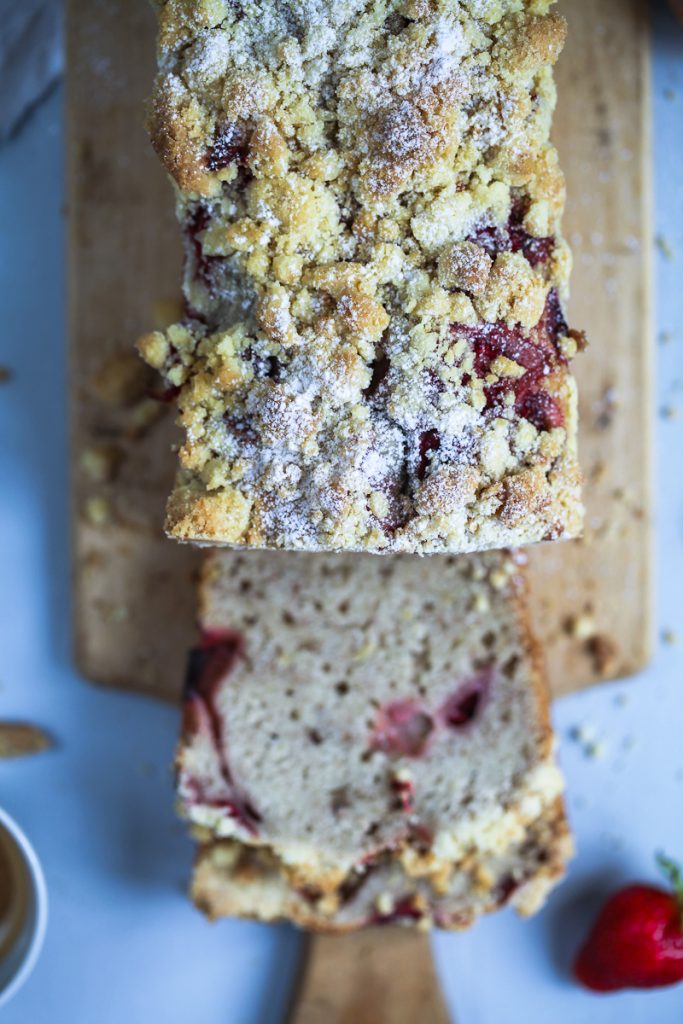 Erdbeer Banana bread Bananenbrot bestes Rezept Backrezept backen Kuchen mit Erdbeeren und Streuseln Zucker, Zimt und Liebe Foodblog