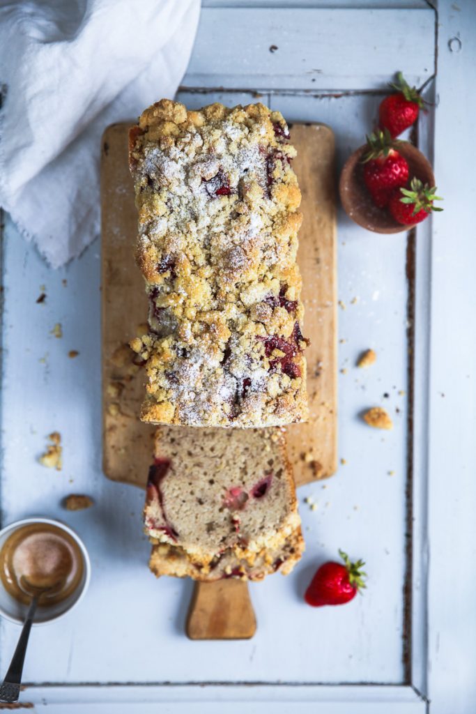Erdbeer Banana bread Bananenbrot bestes Rezept Backrezept backen Kuchen mit Erdbeeren und Streuseln Zucker, Zimt und Liebe Foodblog