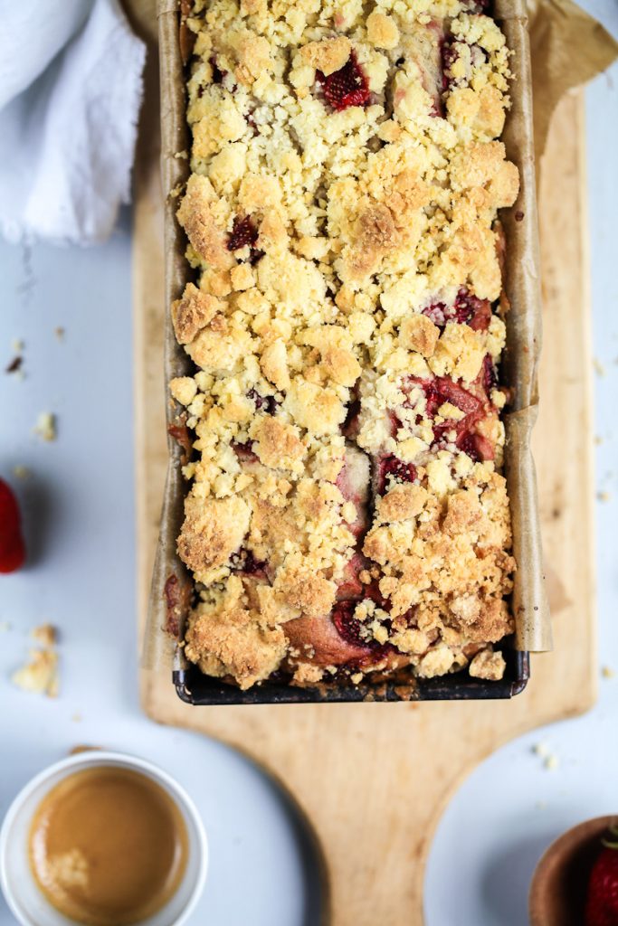 Erdbeer Banana bread Bananenbrot bestes Rezept Backrezept backen Kuchen mit Erdbeeren und Streuseln Zucker, Zimt und Liebe Foodblog