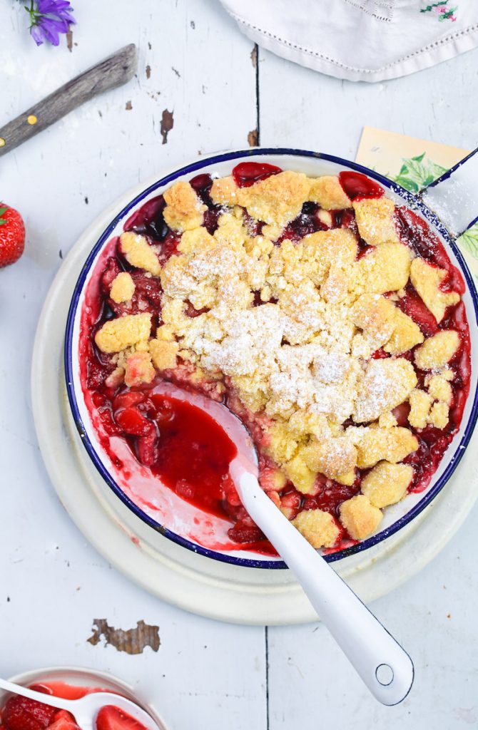 bester Erdbeer Rhabarber blaubeere Crumble bester crumble rezept backrezept dessert sommerrezept beeren beerenrezept mit dicken streuseln zuckerzimtundliebe foodstyling foodfotografie
