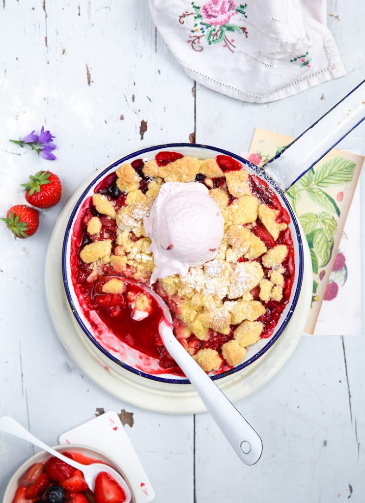 bester Erdbeer Rhabarber blaubeere Crumble bester crumble rezept backrezept dessert sommerrezept beeren beerenrezept mit dicken streuseln zuckerzimtundliebe foodstyling foodfotografie