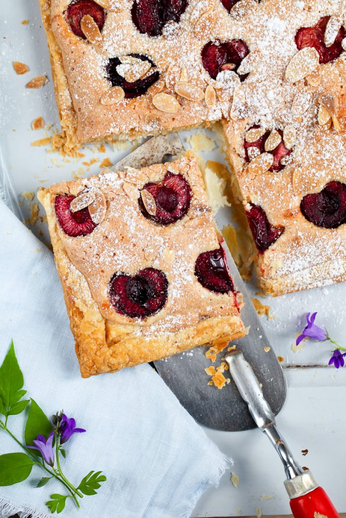 Rezept Kirsch tarte Frangipane Tarte Mandelcreme und Kirschen auf Blätterteig einfaches backrezept cherry frangipane tart almonds zuckerzimtundliebe foodstyling food photography