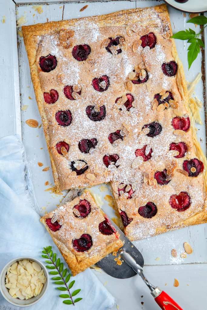 Rezept Kirsch tarte Frangipane Tarte Mandelcreme und Kirschen auf Blätterteig einfaches backrezept cherry frangipane tart almonds zuckerzimtundliebe foodstyling food photography