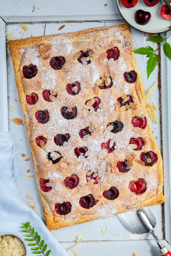 Rezept Kirsch tarte Frangipane Tarte Mandelcreme und Kirschen auf Blätterteig einfaches backrezept cherry frangipane tart almonds zuckerzimtundliebe foodstyling food photography
