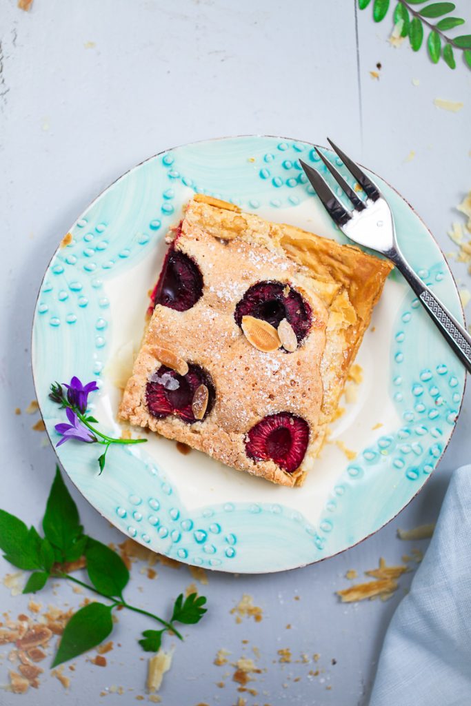 Rezept Kirsch tarte Frangipane Tarte Mandelcreme und Kirschen auf Blätterteig einfaches backrezept cherry frangipane tart almonds zuckerzimtundliebe foodstyling food photography