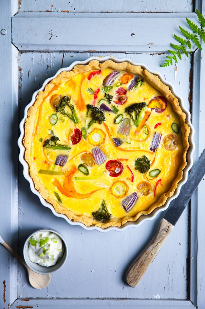 Rezept für Gemüse Quiche einfaches bestes Quiche Rezept herzhafte Tarte Mürbeteig Brokkoli Zucchini Moehre Zwiebel Spargel Sommerrezept Picknick Picknickideen wie macht man quiche eiergericht einfaches leichtes mittagessen französisch zuckerzimtundliebe foodstyling foodfotografie