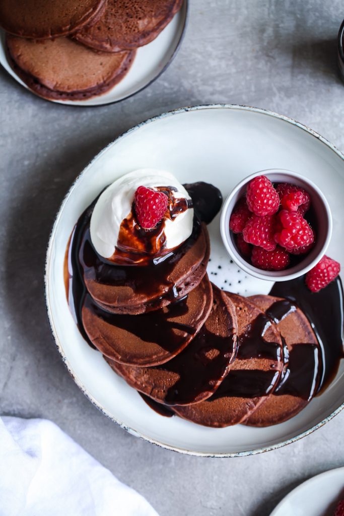 Kakao Schokoladen Pancakes Rezept cocoa pancake Pfannkuchen recipe Zuckerzimtundliebe Foodstyling Food Photography Himbeeren Schokoladensauce raspberries Frühstück Brunch Mittagessen der beste Pfannkuchen Foodblog