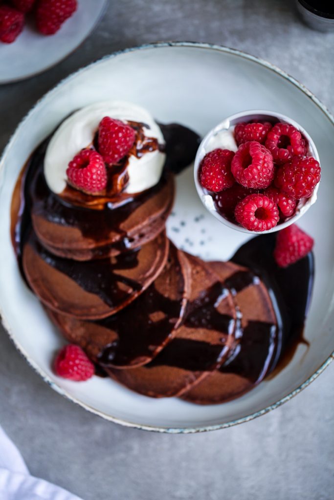 Kakao Schokoladen Pancakes Rezept cocoa pancake Pfannkuchen recipe Zuckerzimtundliebe Foodstyling Food Photography Himbeeren Schokoladensauce raspberries Frühstück Brunch Mittagessen der beste Pfannkuchen Foodblog