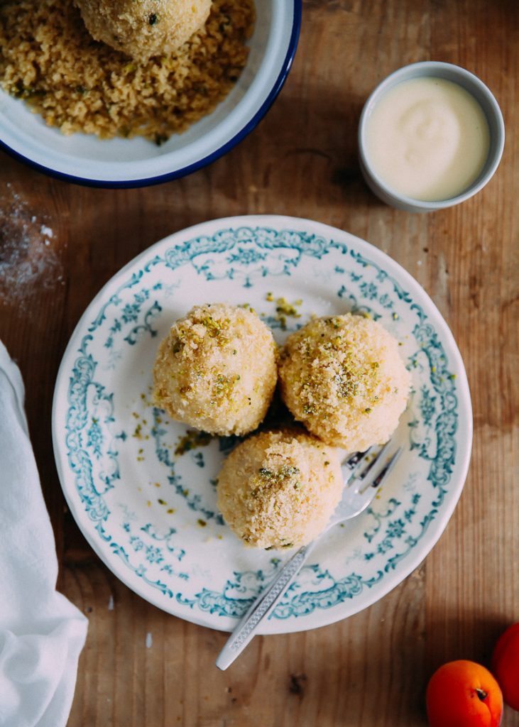 Marillenknödel Rezept mit Pistazie Apricot dumplings recipe Südtirol Aprikose Quarkknödel Zuckerzimtundliebe foodstyling meetmerano